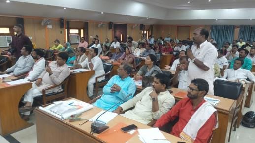 Uproar over the issue of irregularities in delimitation in the meeting of La Panchayat Board