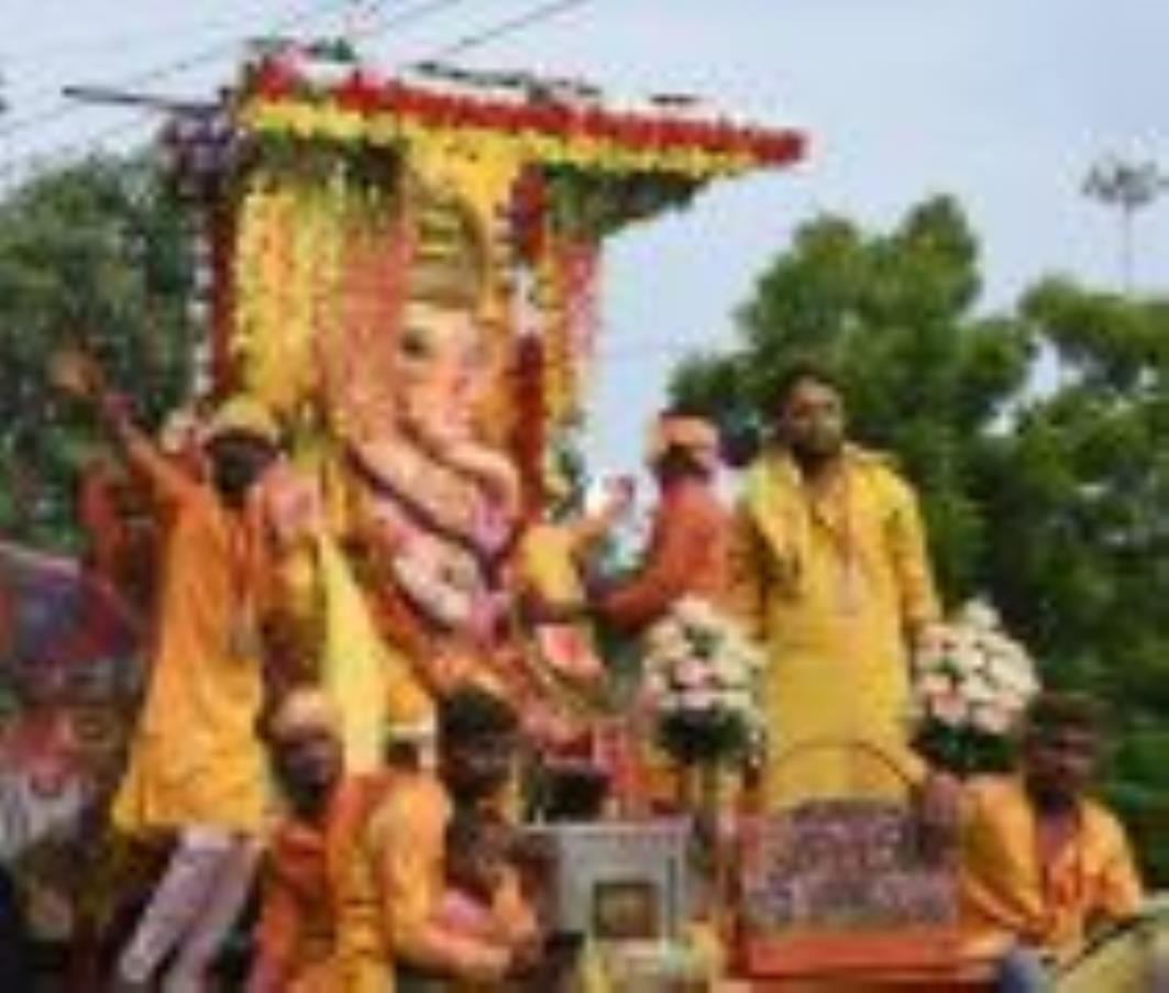 Devotion overflows during Ganpati immersion on the banks of Gomti river