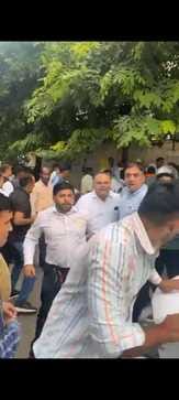 The police of Kaithal district of Haryana were chased and beaten in the court.