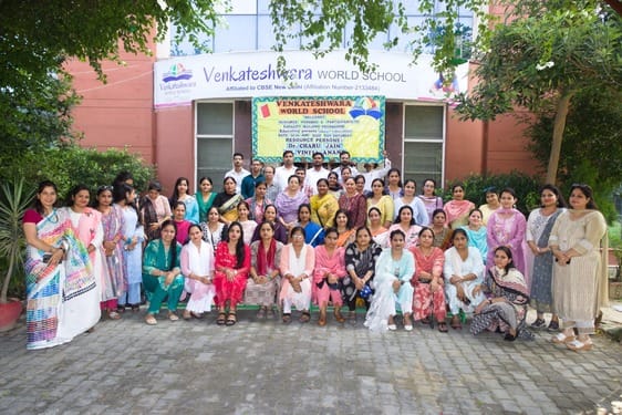 Devotees danced on the hymns of Lord Ganesha