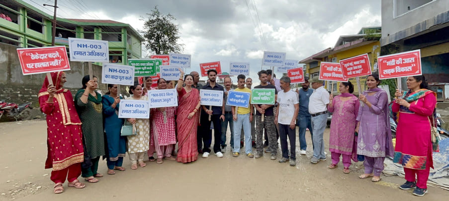 The affected people roared over the losses caused by the construction of NH