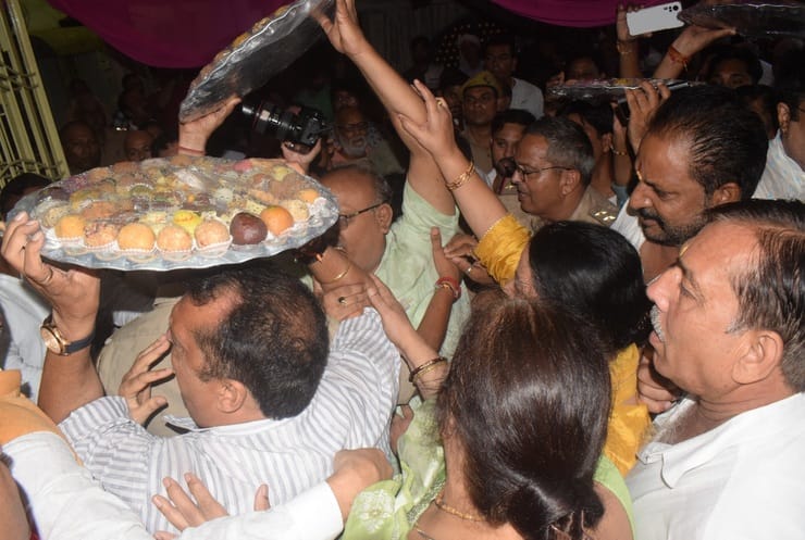 Devotees were stopped at Mahabileshwar Dham, there was a lot of pushing and shoving and uproar