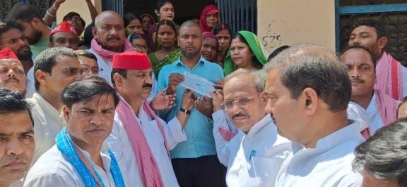 SP gave financial help to the family of the deceased farmer