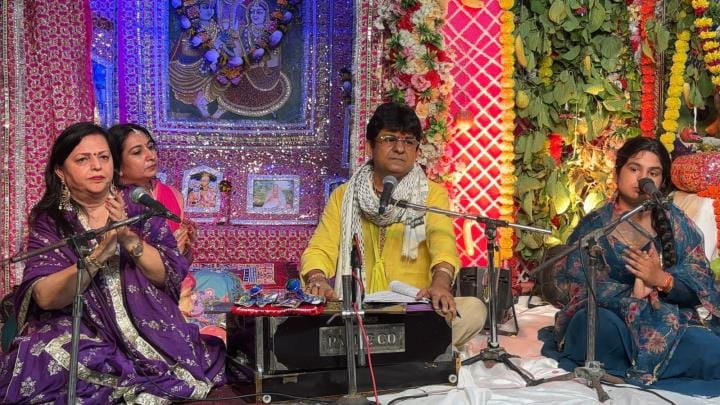 Devotees danced to classical Drupad singing, special talents were honored