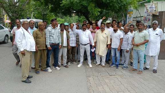 Demanding the eighth pay commission, corporation employees demonstrated