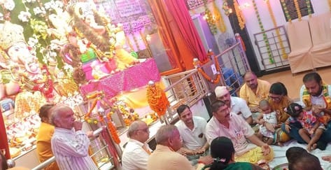 Offerings were made to Lord Ganesha and prasad was distributed among the devotees