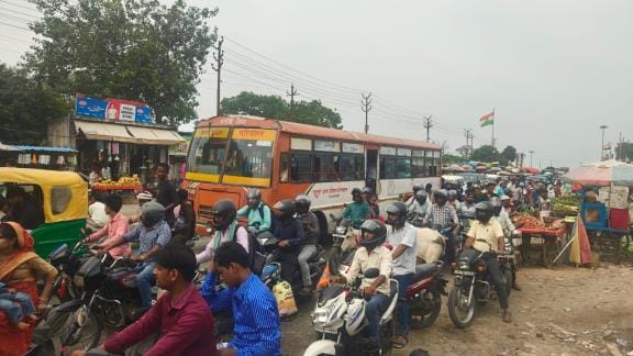 Even after diversion, there was a huge jam at Panchal Ghat, heavy vehicles arrived again