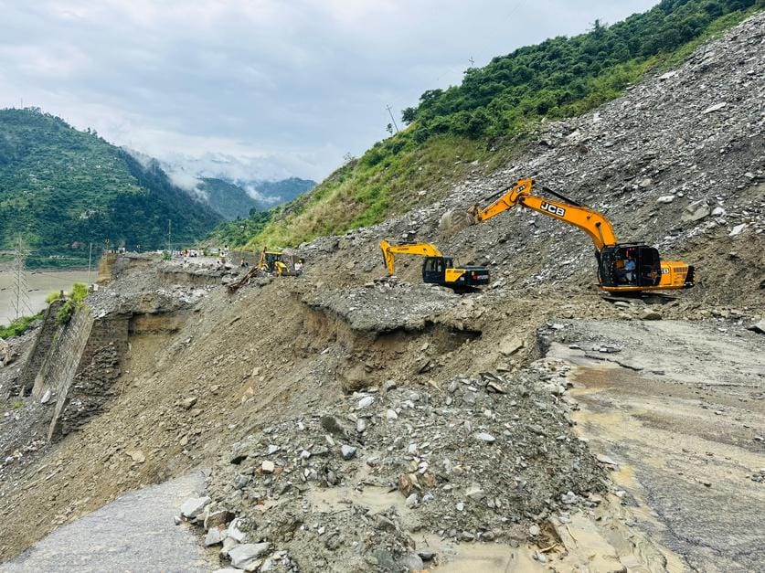When the four-lane was restored, traffic jams troubled us and vehicles moved at a snail's pace