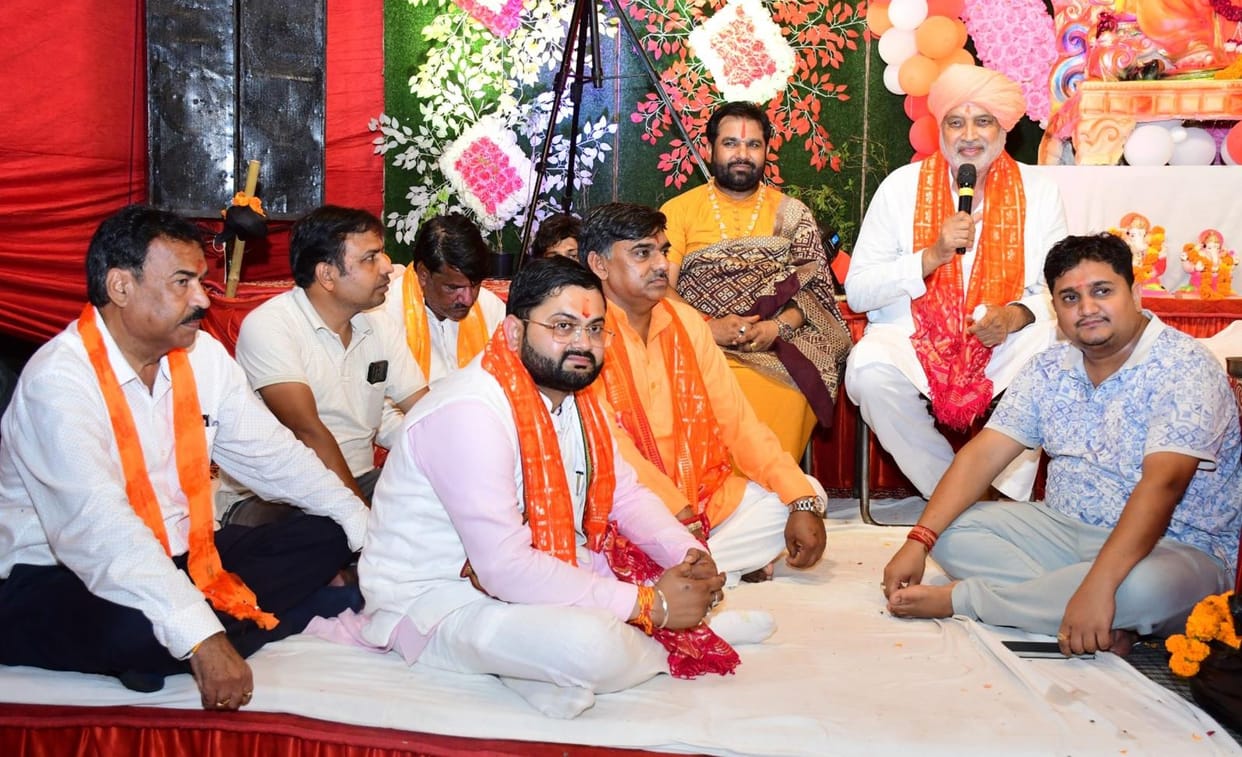 Agriculture Minister and former Education Minister took blessings of Lord Ganesha