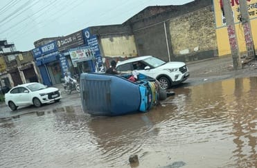 Tempo overturned on the road, four injured including the driver