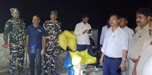 Siddharthnagar News: Villagers chased smugglers carrying urea from the border area