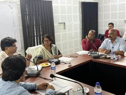 Sirohi News: DM Alpa Chaudhary held review meeting, discussion ranging from seasonal diseases to TB free India
