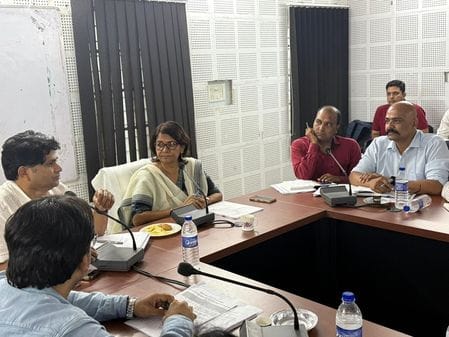 Sirohi News: DM Alpa Chaudhary held review meeting, discussion ranging from seasonal diseases to TB free India