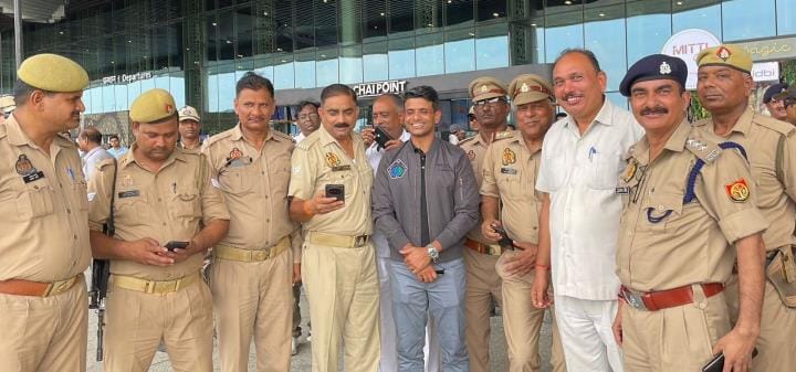 Shubhanshu left with the blessings of his parents and lots of love from Lucknow