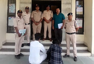 पुलिस गिरफ्त में आरोपी।