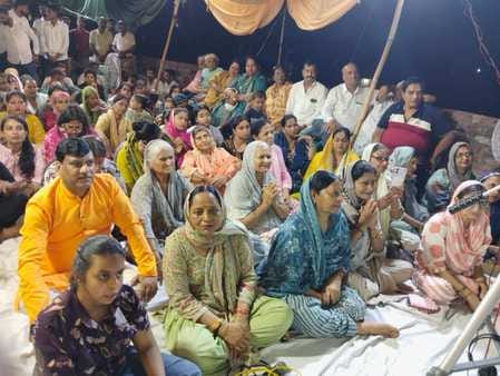 In the satsang, the devotees praised the glory of the Guru