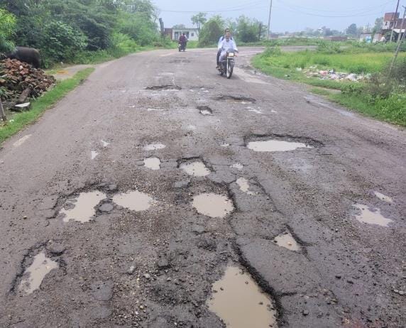 350 potholes on 1.5 km road