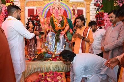 Chanting of Ganpati resonates in Puja Pandals