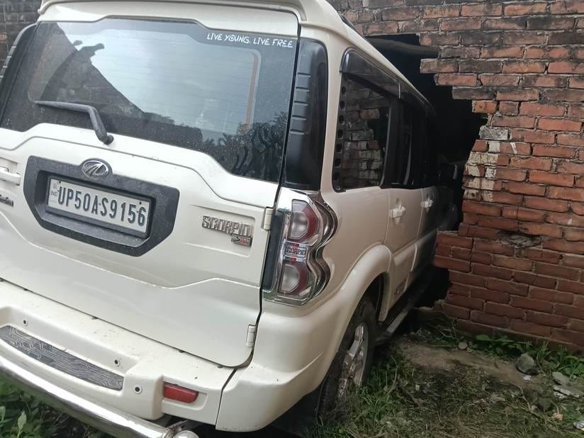 Uncontrolled vehicle entered the shop, two in critical condition
