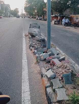 Dividers broken on Sirsa road, fear of accidents