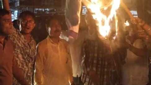 BJP burnt the effigy of Rahul Gandhi for making indecent comments against PM Modi and his mother