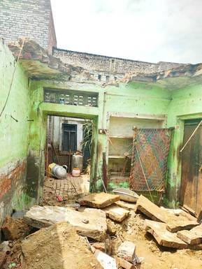 The roof of the house collapsed, five people were injured