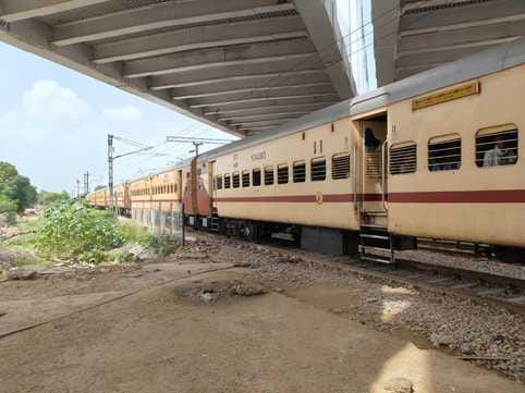 Saharanpur: Herd of animals came in front of Janata Express, pressure pipe burst, know what happened next