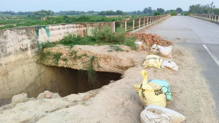The approach to Hengha hill drain broke, traffic disrupted