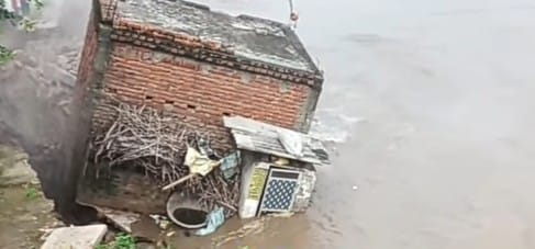 Ganga became stable, 22 houses submerged