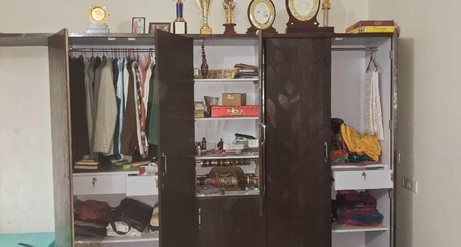 Lakhs stolen from a cloth merchant's house, former block pramukh's house searched