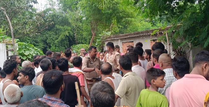 Two thieves who broke into a house were caught and beaten in front of the police
