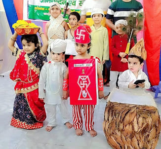 Kashvi was the winner in fancy dress and Khushi Jain was the winner in Bandhanwar
