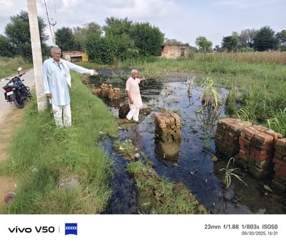 The field was filled with water due to the breaking of the drain wall, the crop was ruined