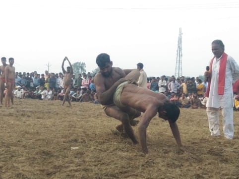 Jhinjur wrestler of Kisan Nagar won the wrestling
