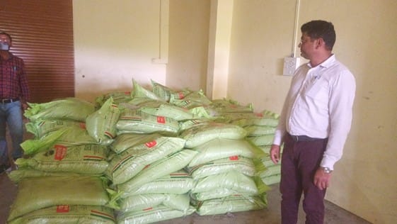 1000 bags of fake DAP seized from a house, five people detained