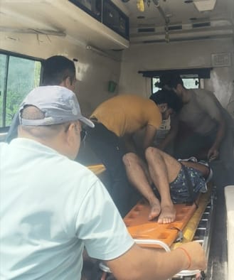 Car fell into a ditch on the roadside, two people including JE injured
