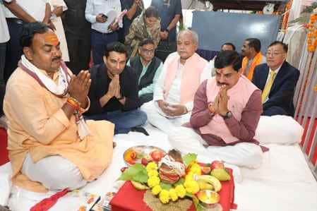 भूमिपूजन के दौरान सीएम मोहन यादव तथा अन्य