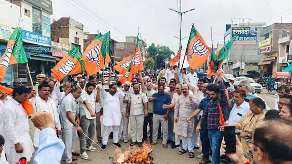BJP protests against derogatory comments on the Prime Minister and his mother