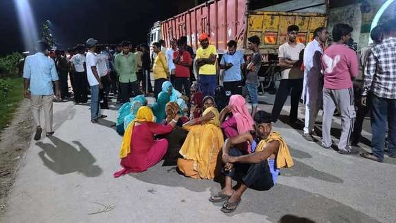 Chowkidar dies in truck collision, highway blocked