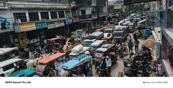 Traffic police removed encroachment and took action against e-rickshaws