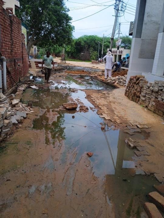 Indiwali's streets are submerged in mud, incomplete pipeline has increased the problems of the villagers