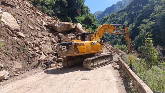 A hill collapsed in Hanogi, vehicles were stuck on the highway for 11 hours, they were removed as soon as it was restored