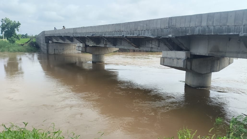 Water level reached 10 and a half thousand cusecs at Chandpura siphon