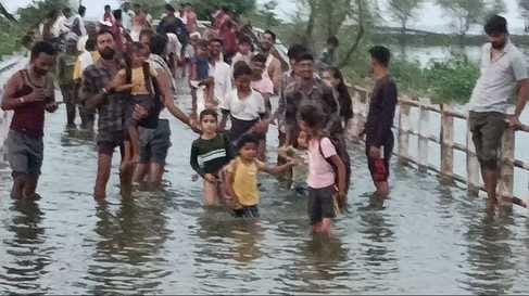 Chhatarpur News: School children and villagers are risking their lives while crossing the bridge