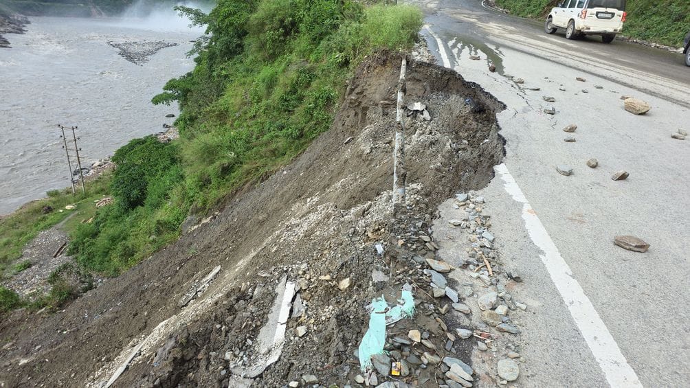198 roads blocked in Mandi, 92 transformers stopped working