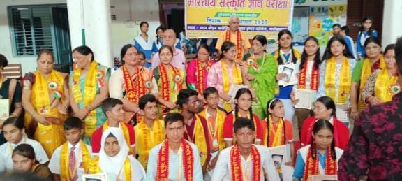 Prizes were given to the winners of the cultural knowledge examination