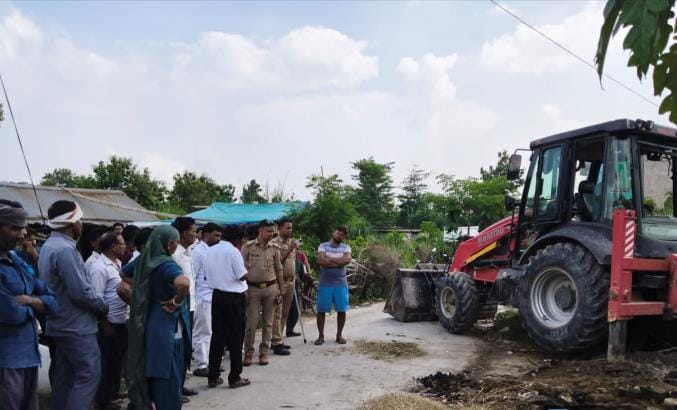 Bulldozer ran in Pipravar, encroachment removed from barn