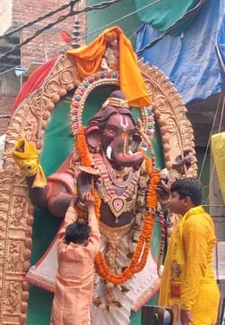 Devotees bid farewell to Bappa, devotees kept dancing