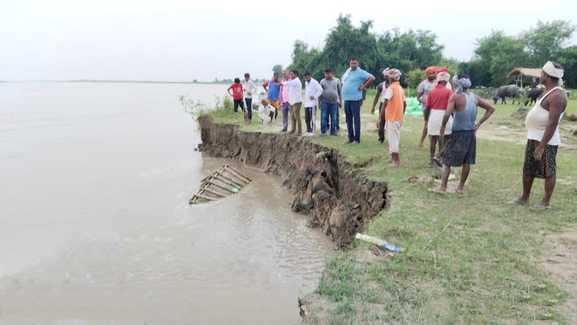 Villagers are terrified due to erosion of Saryu river near Maypur
