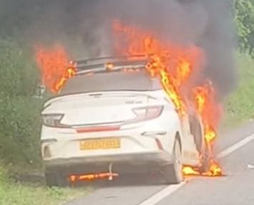 A moving car turned into a ball of fire, two people saved their lives by jumping out